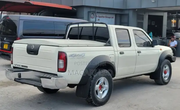 Nissan Hardbody 2007 Off-White - 1