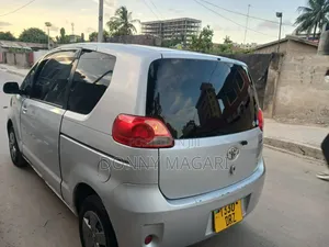 Toyota Porte 2004 Nyeupe