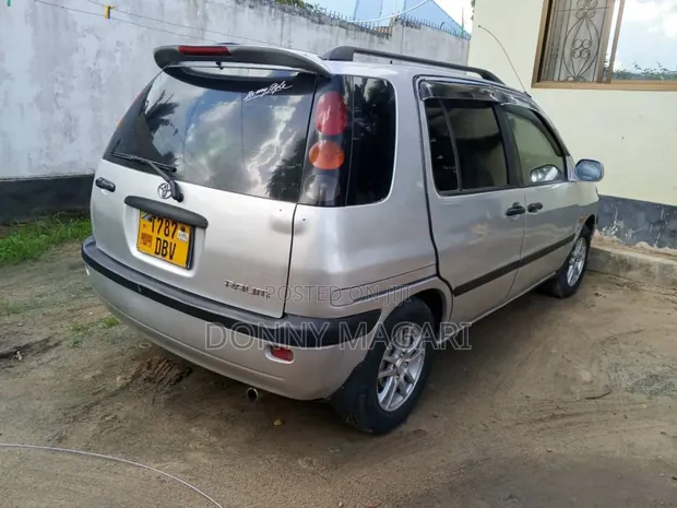 Toyota Raum 2002 Silver - 1
