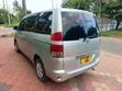 Toyota Noah 2005 Nyeupe - 1