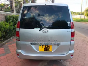 Toyota Noah 2005 Nyeupe