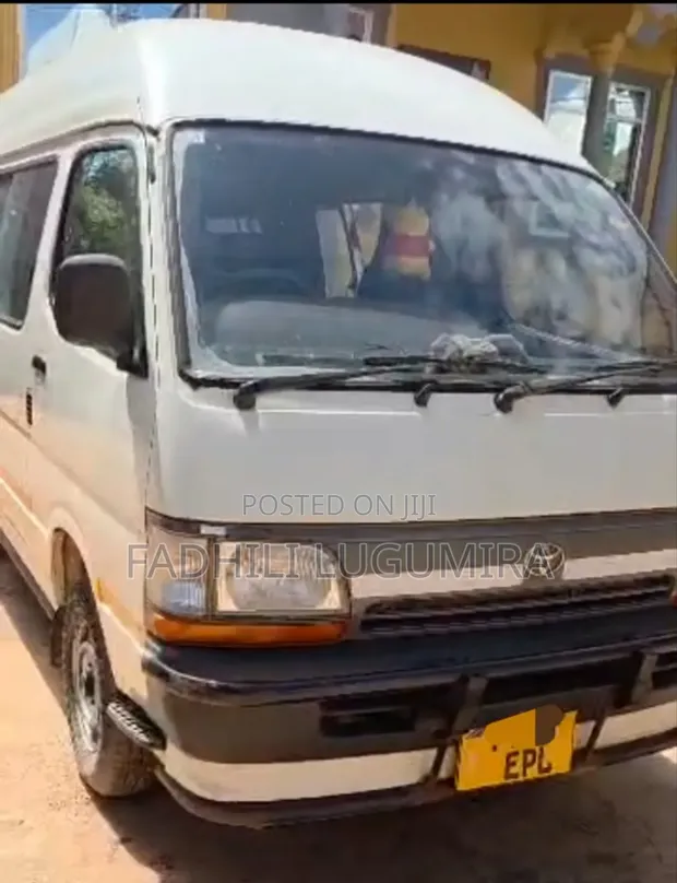 Toyota HiAce 2002 Nyeupe - 1