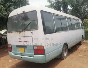 Toyota Coaster 2002 - Nyeupe