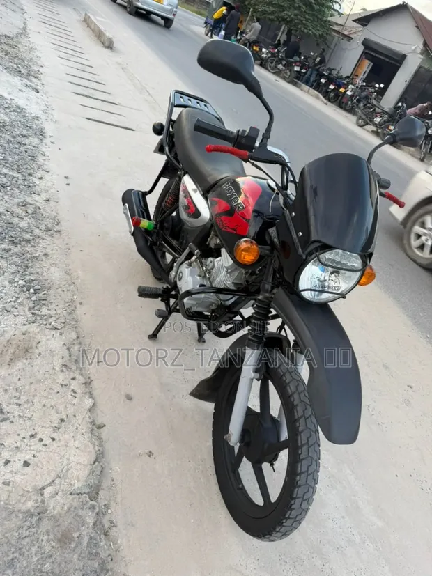Bajaj Boxer X125 2024 Nyeusi - 1