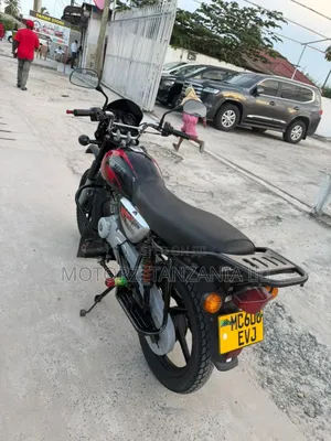 Bajaj Boxer X125 2024 Nyeusi