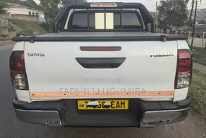 Toyota Hilux 2018 Nyeupe