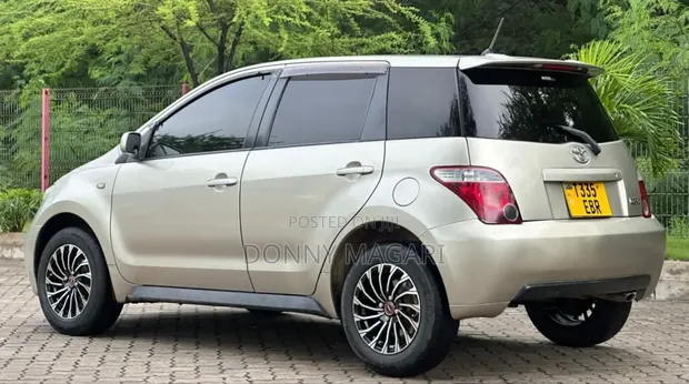 Toyota IST 2004 Dhahabu - 1
