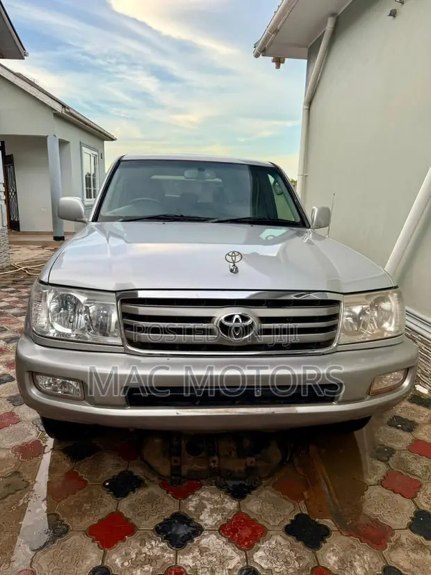 Toyota Land Cruiser 100 4.2 2006 Silver - 1