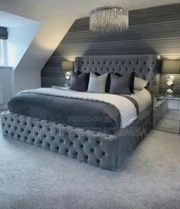 Kitanda cha Sofa cha Klasiki chenye Godoro na Meza Mbili za Kando - 1