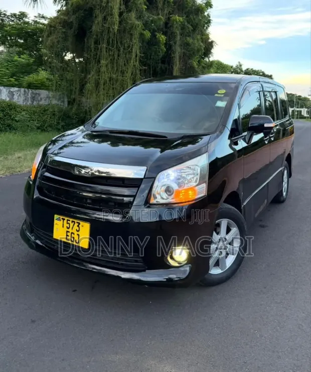 Toyota Noah 2009 Nyeusi - 1