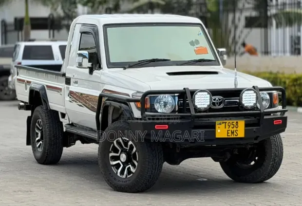 Toyota Land Cruiser Pickup 2012 - 1