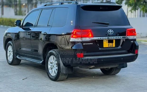 Toyota Land Cruiser V8 2021 Black - 1