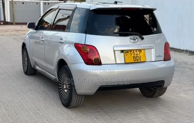 Toyota IST 2005 Nyeupe - 1