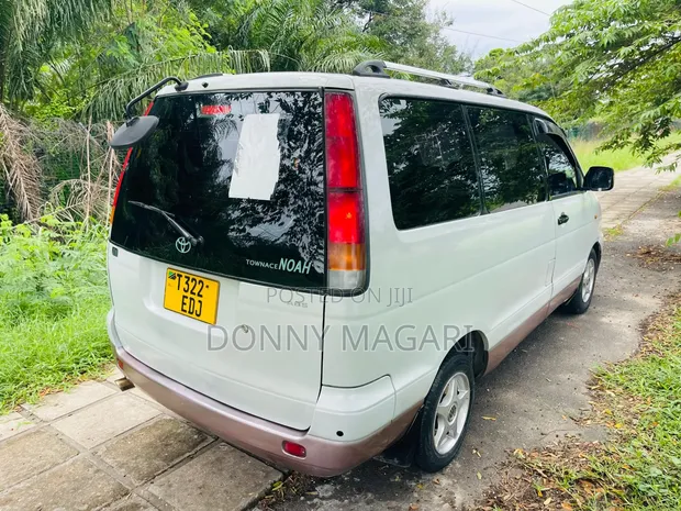 Toyota Noah 2001 Nyeupe - 1