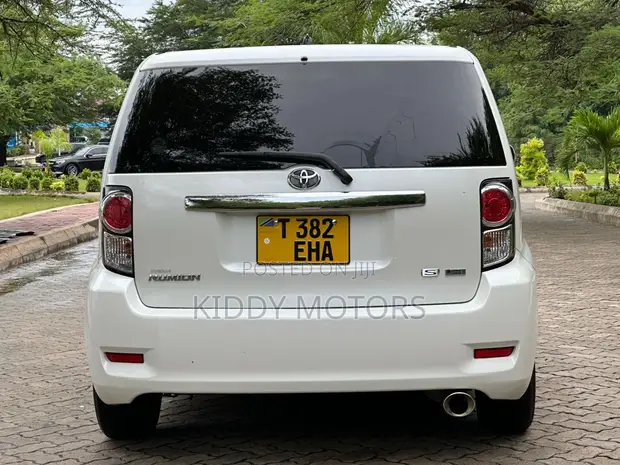 Toyota Corolla Rumion 2008 White - 1