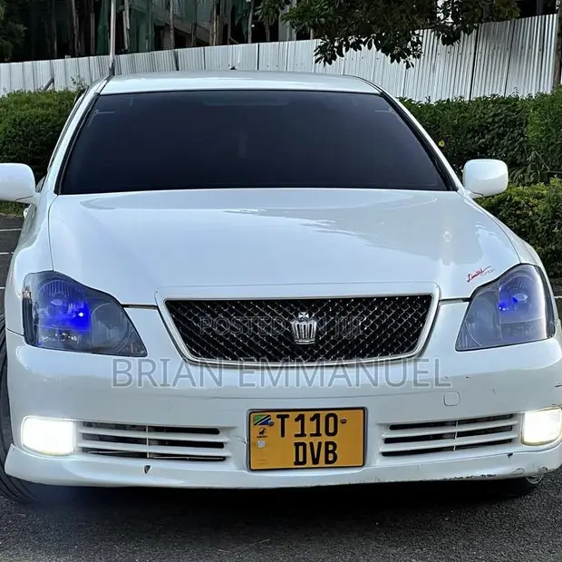 Toyota Crown 2004 White - 1