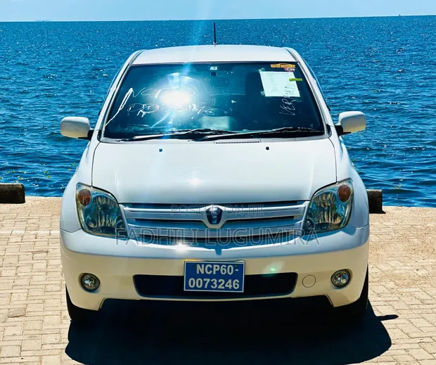 Toyota IST 2003 White - 1