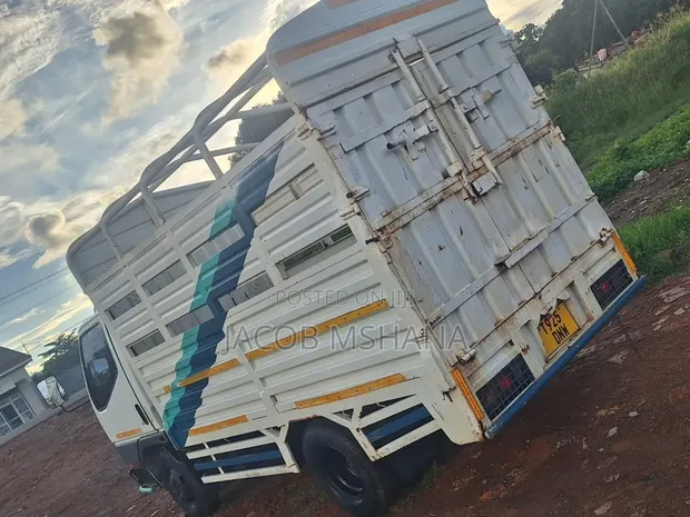 Mitsubishi Fuso Canter 2.5 Mini Truck - 1