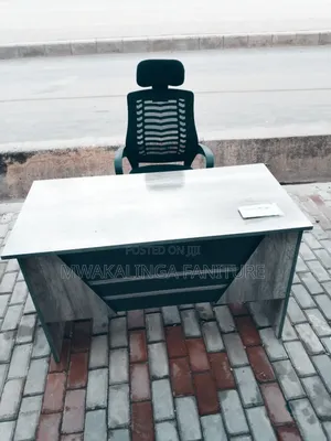 Meza Rahisi ya Ofisi na Kiti