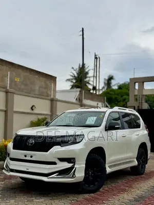 Toyota Land Cruiser Prado 2023 Nyeupe