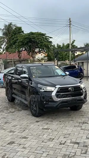 Toyota Hilux Revo 2022 Nyeusi