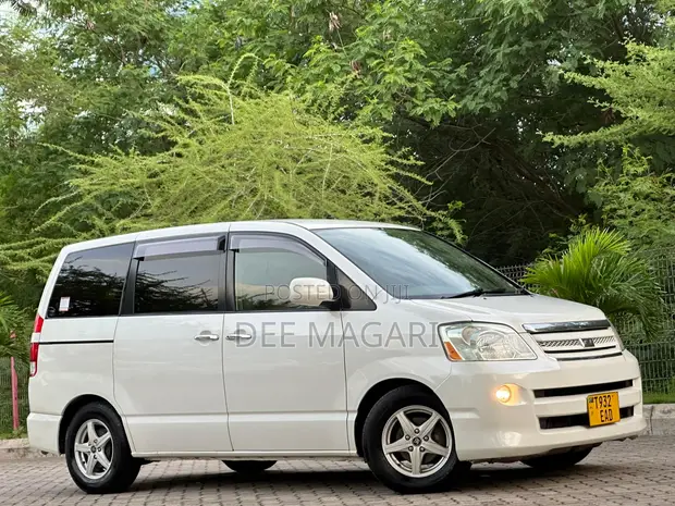 Toyota Noah 2.0 AWD (Viti 8) 2003 Nyeupe - 1