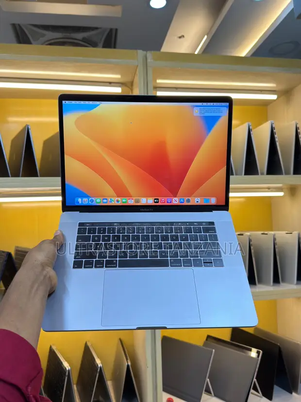 Apple MacBook Pro 2017 15" Intel Core i7 16GB RAM 512GB SSD - 1