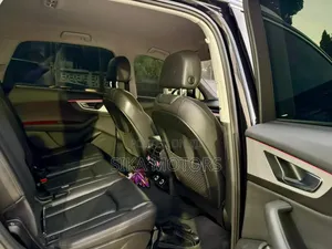 Audi Q7 2018 Nyeusi