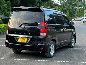 Toyota Noah 2005 Nyeusi