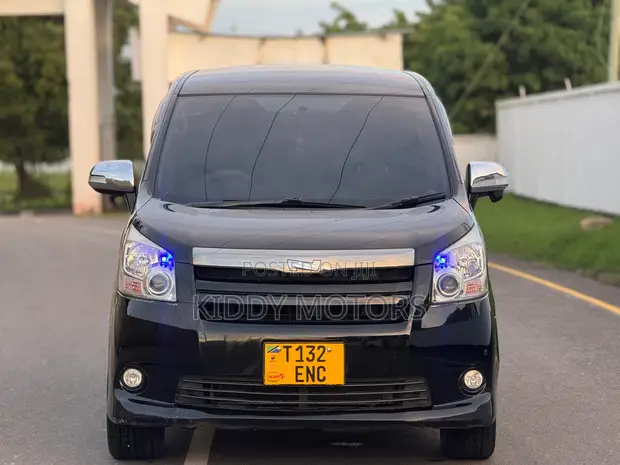Toyota Noah 2009 Nyeusi - 1