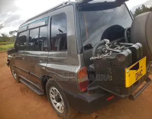 Suzuki Escudo 2000 Kijivu