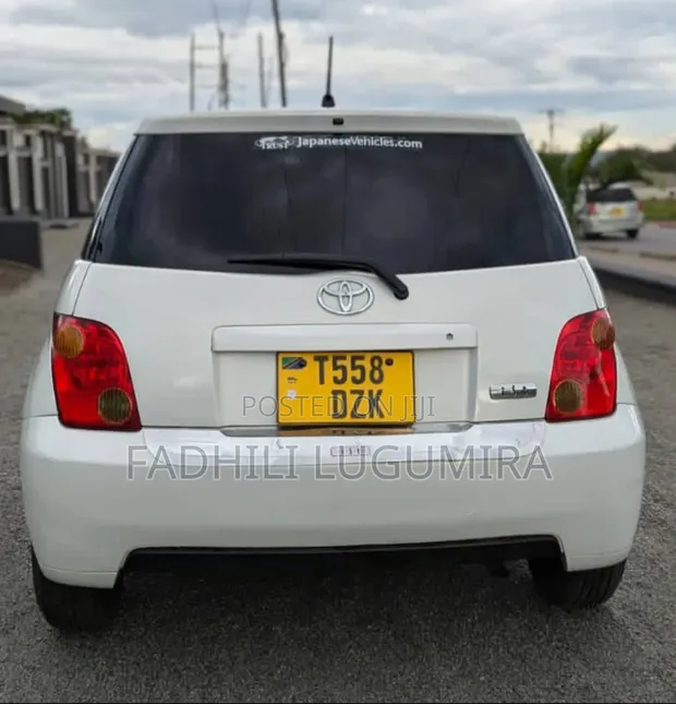 Toyota IST 2004 Nyeupe - 1
