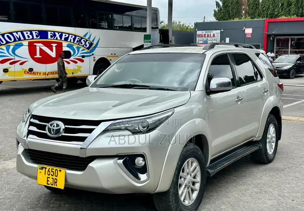 Toyota Fortuner 2015 Nyeupe - 1