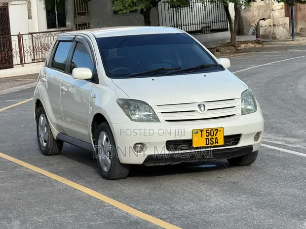 Toyota IST 2003 Nyeupe - 1