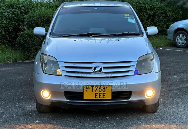 Toyota IST 2004 Silver - 1