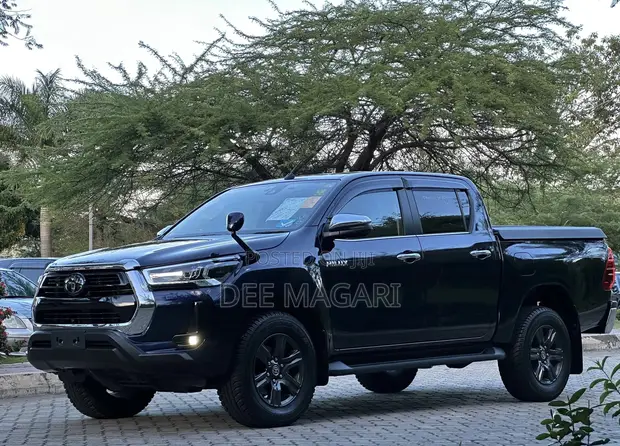 Toyota Hilux 2023 Double Cabin - 1