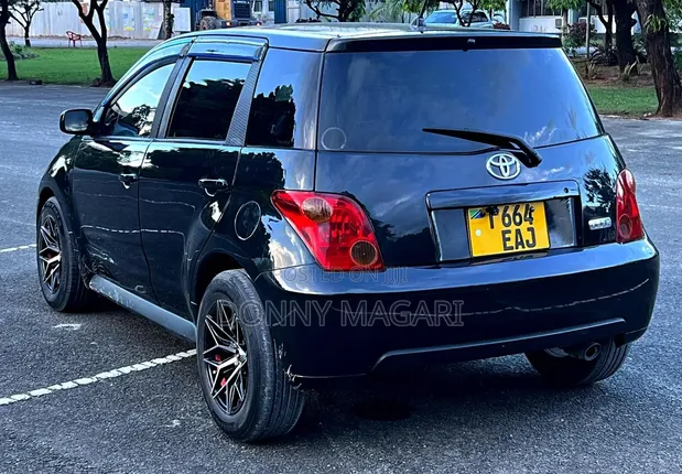 Toyota IST 2003 Nyeusi - 1