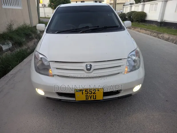 Toyota IST 2004 Nyeupe - 1