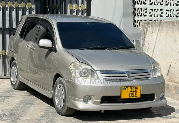 Toyota Raum 2004 - Silver - 1