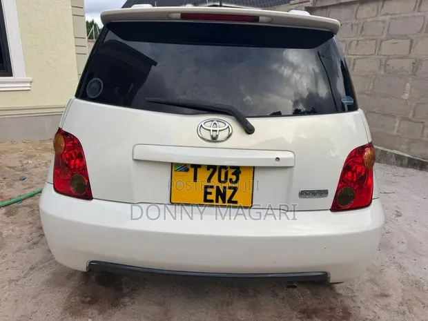 Toyota IST 2004 White - 1
