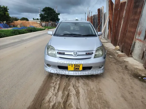 Toyota IST 2005 Nyeupe - 1