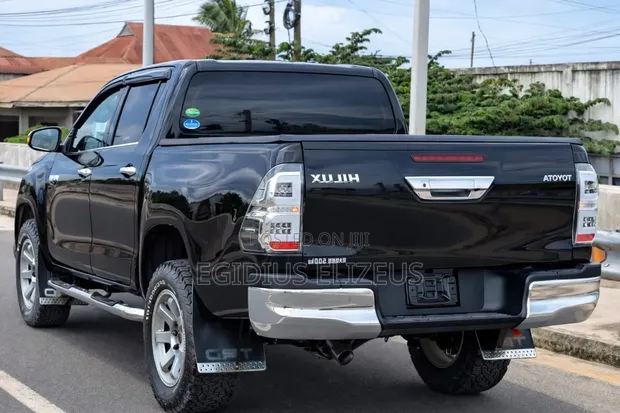 Toyota Hilux 2018 Nyeusi - 1