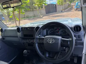 Toyota Land Cruiser 2023 Nyeupe