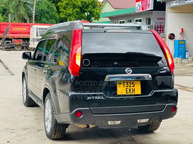 Nissan X-Trail 2012 Nyeusi - 1