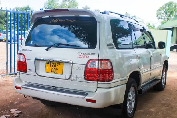 Toyota Land Cruiser 2002 White - 1