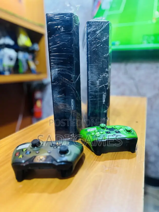 Xbox One Original - Used, 2 Controllers & Games - 1