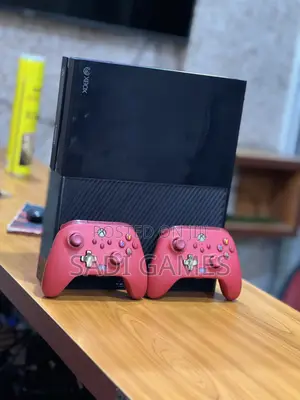 Xbox One Original - Used, 2 Controllers & Games