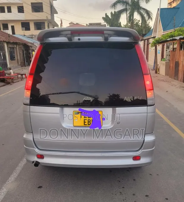 Toyota Noah 2003 Nyeupe - 1