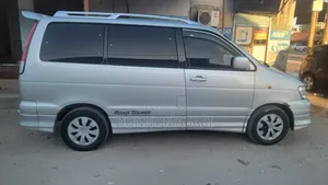 Toyota Noah 2003 Nyeupe