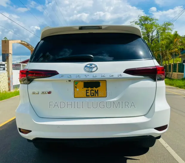 Toyota Kluger 2022 Nyeupe - 1